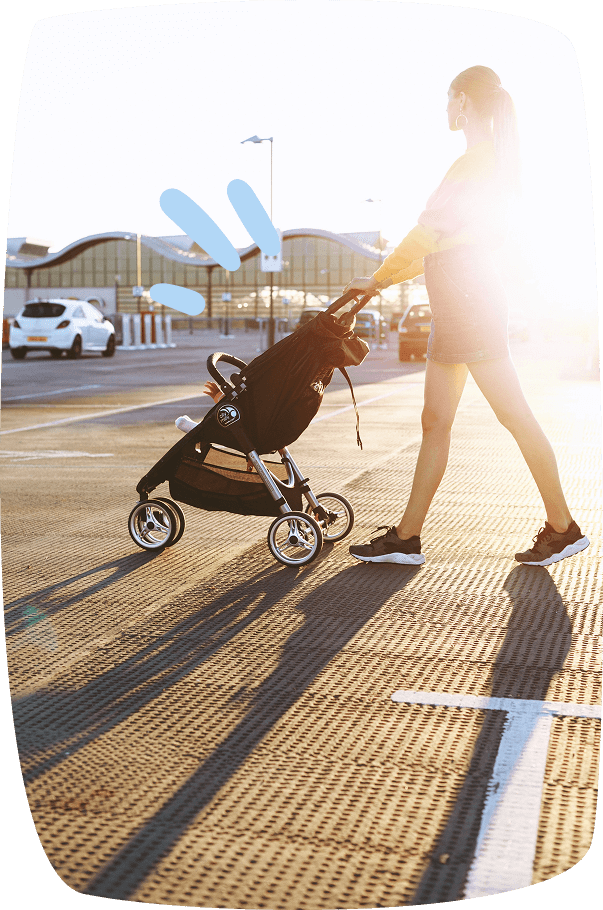 Baja-por-maternidad-madre-con-carro-de-bebé