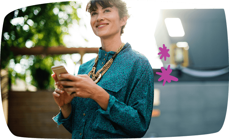 mujer con mobil sonriendo
