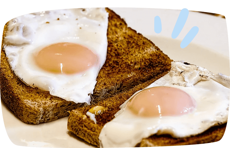 Tostadas de pan integral con huevos fritos, una opción sencilla para la cena de los niños.