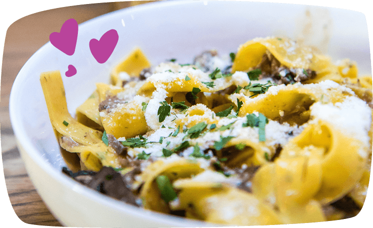 Plato de pasta con champiñones, perejil fresco y queso parmesano, ideal para una cena rápida infantil.