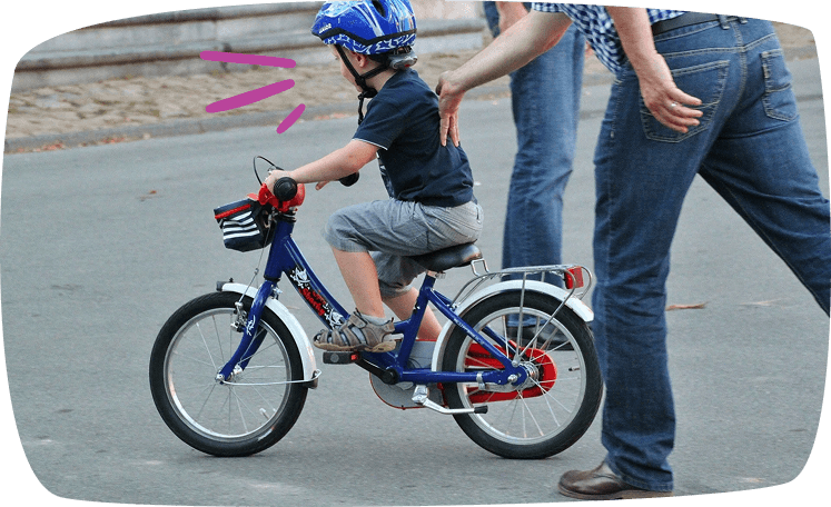 padre enseña-a-montar-en-bici