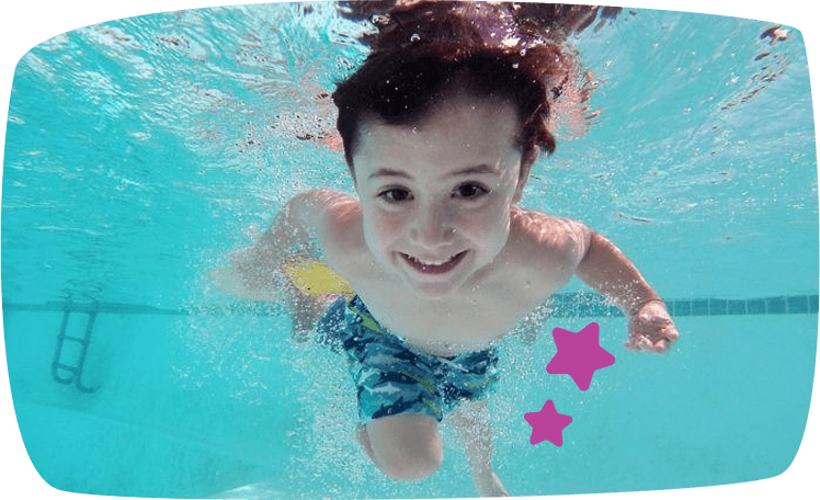 niño-nandando-en-la-piscina