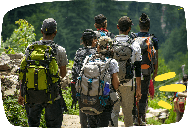 Grupo de excursionistas recorriendo un sendero en el bosque, representando la oferta de experiencias turísticas como guía local.
