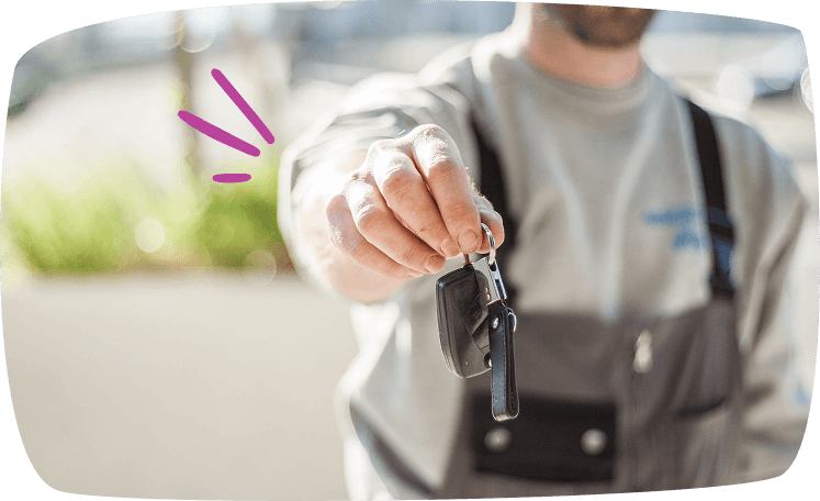 Persona entregando unas llaves de coche, simbolizando servicios como conductor, alquiler de vehículos o aparcacoches.