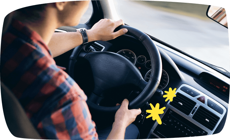 Persona conduciendo un coche en carretera, representando el trabajo como conductor de Uber o Cabify para ingresos extra.