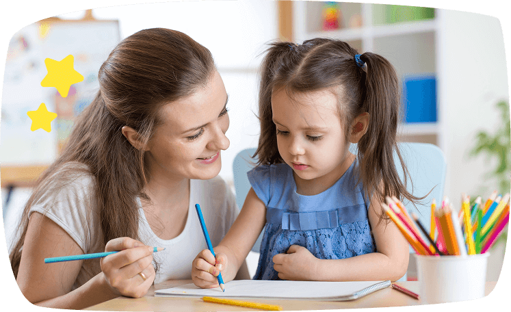 Niñera o profesora ayudando a una niña con tareas escolares, mostrando el trabajo de clases particulares en el tiempo libre.