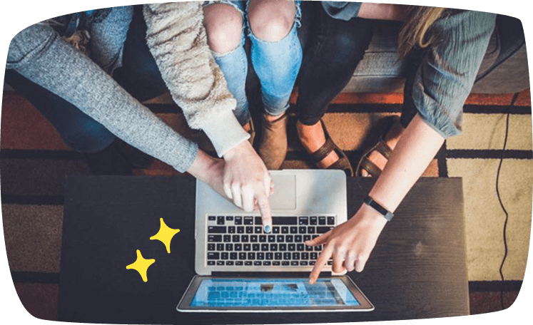 Grupo de estudiantes colaborando frente a un portátil, compartiendo ideas y recursos para sus proyectos.