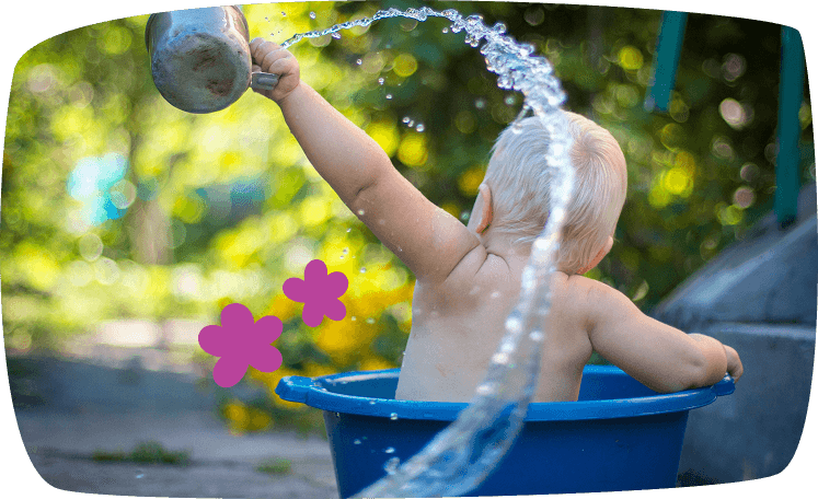 bebé-baño-en-barreño-con-agua