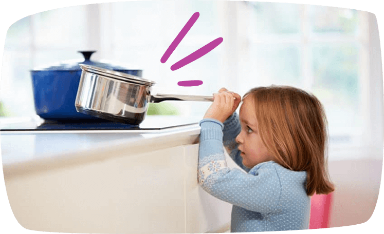 Niña coge una olla de la cocina
