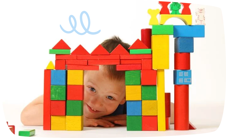 Niño jugando con bloques de construcción de colores, construyendo una estructura divertida.