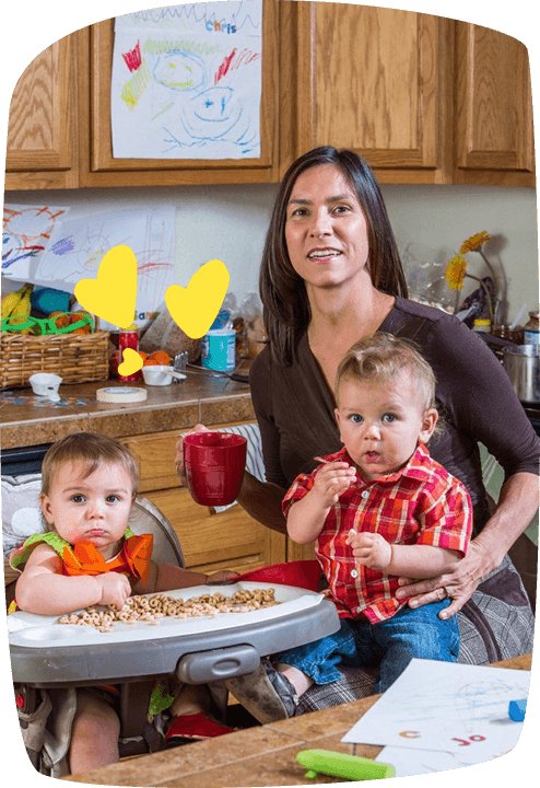 Cuidadora atendiendo a dos niños pequeños
