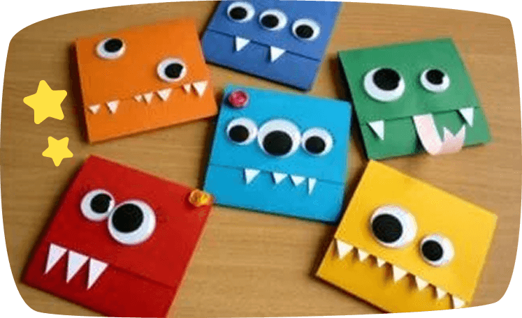 Tarjetas de invitación de cumpleaños con forma de monstruos de colores y ojos saltones.