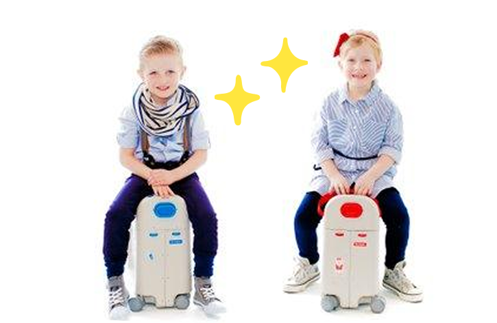Dos niños sentados sobre maletas convertibles con ruedas, listas para viajar