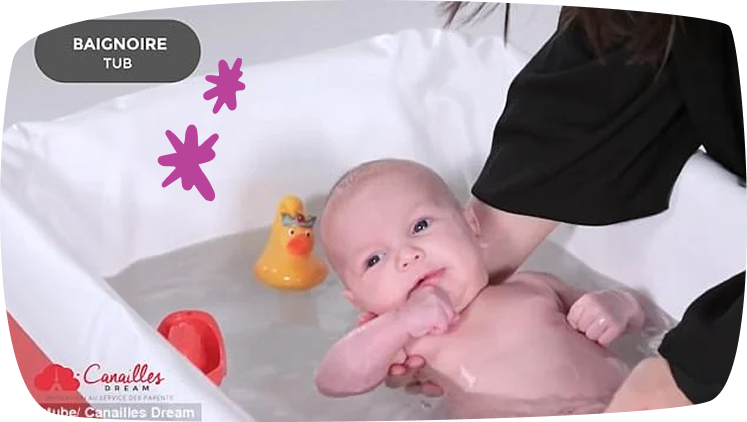 Bebé disfrutando de un baño dentro de una bañera improvisada con la maleta La Multi