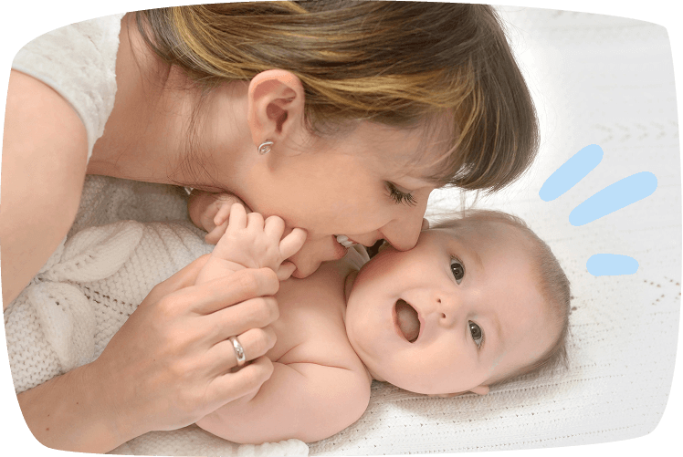 Madre jugando con su bebé