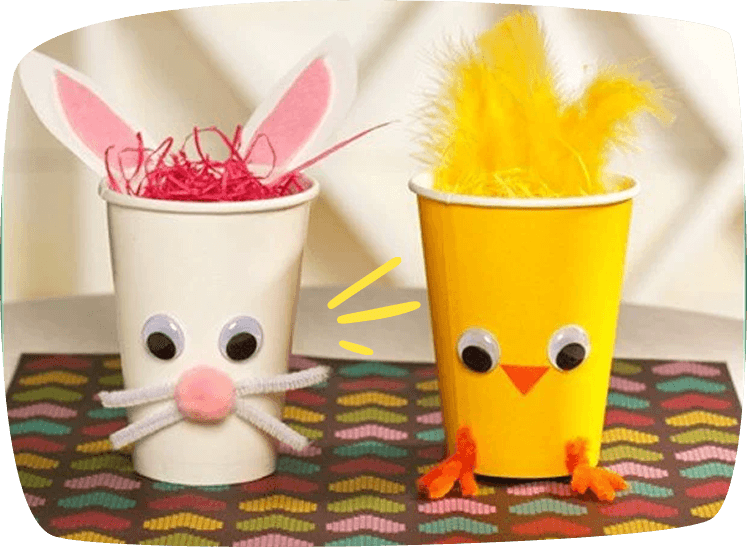 "Vasos de papel decorados como conejo y pollito de Pascua, con ojos móviles, bigotes de limpiapipas y plumas amarillas."