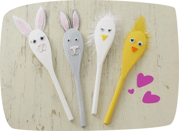 Cucharones de madera pintados como conejitos blancos y grises, y pollitos amarillos con ogen en relieve