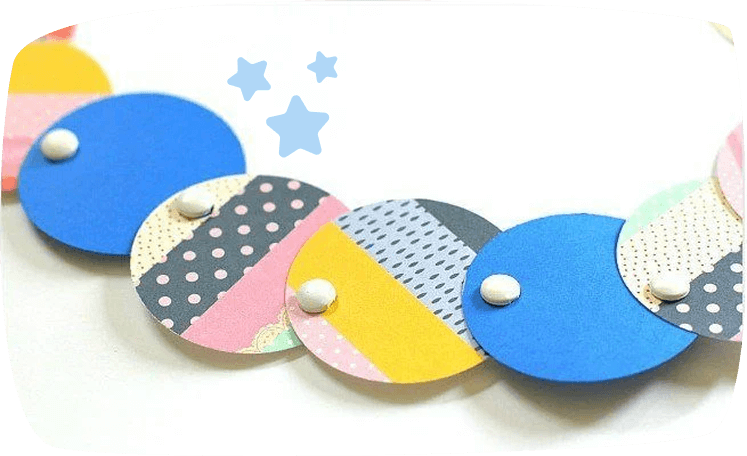Collar hecho con círculos de cartulina de colores y patrones.