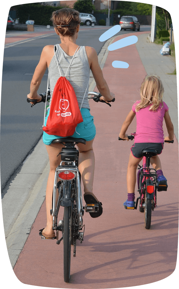 Niña-y-madre-yendo-por-carril-bici-con-bicicletas