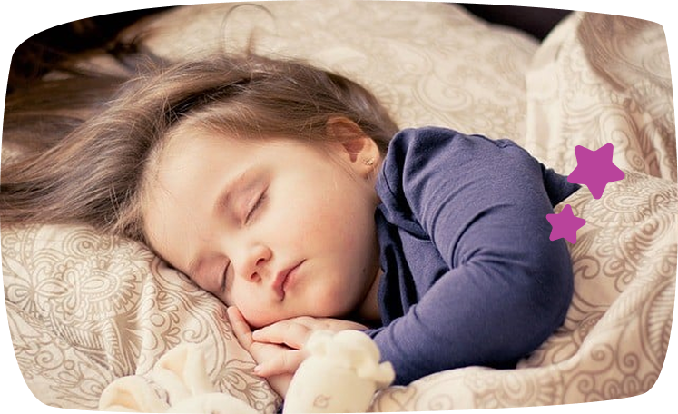 Niña pequeña durmiendo plácidamente en su cama durante la noche.