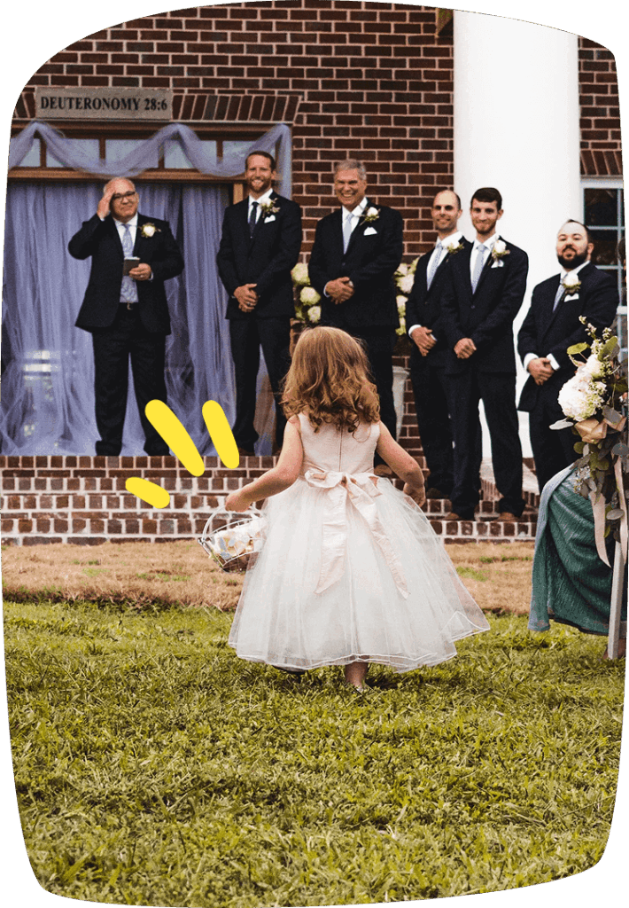 Niña de arras caminando en una boda, parte del cortejo nupcial