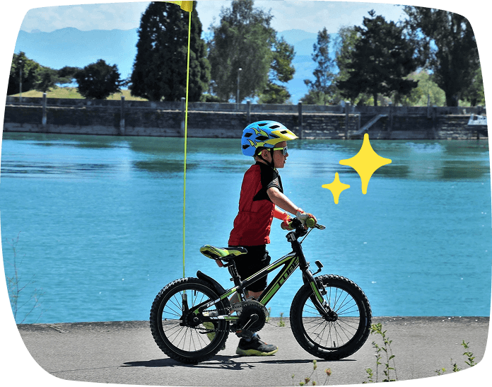 Niño-montando-en-bicicleta-sin-ruedines