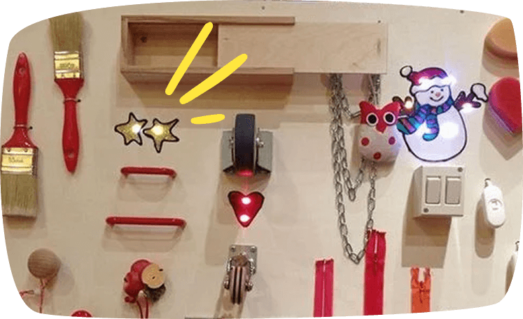 Panel sensorial interactivo con botones, luces y texturas para el juego y aprendizaje de los niños.