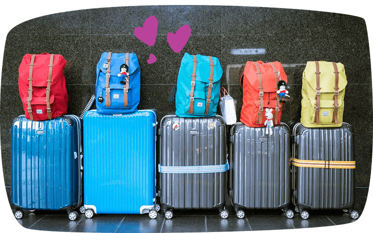 Conjunto de maletas y mochilas familiares alineadas, listas para comenzar unas vacaciones con niños pequeños.