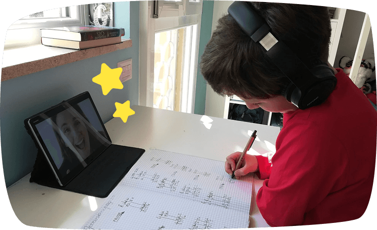 Niño recibiendo apoyo escolar a distancia con una niñera online