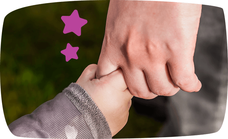 Mano de un niño en la mano de un adulto