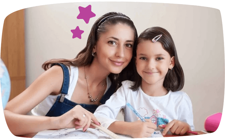Niñera y niña sentadas en una mesa, sonriendo mientras hacen deberes juntas, representando el acompañamiento educativo en el trabajo de cuidadora.