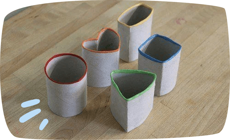 Rollos de papel higiénico moldeados en formas geométricas para usarlos como sellos.