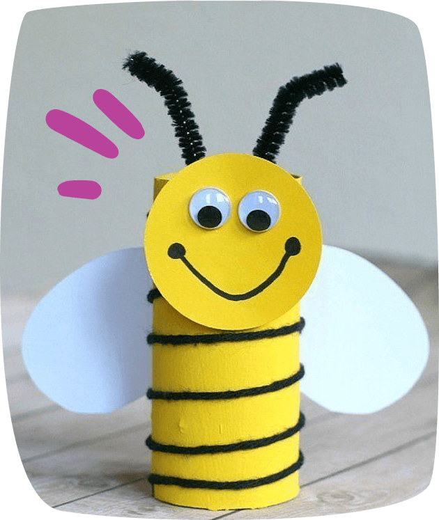 Abeja amarilla sonriente hecha con un rollo de papel higiénico, ojos móviles y alas blancas.