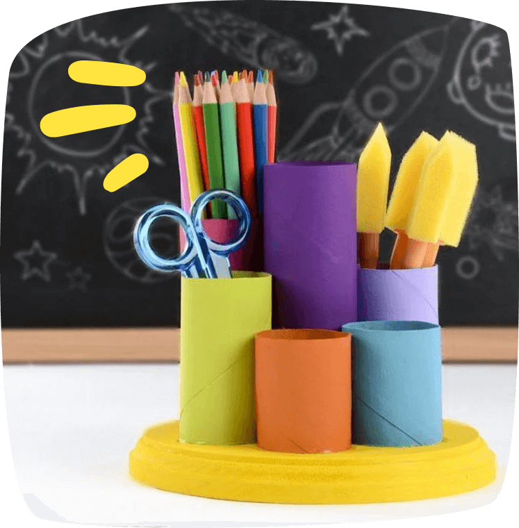Portalápices hecho con tubos de cartón pintados de colores, ideal para organizar materiales escolares.