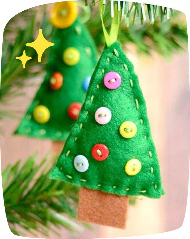Árbol de Navidad hecho de fieltro verde decorado con botones de colores, ideal como adorno navideño artesanal.
