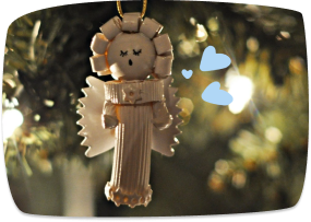 Adorno de ángel navideño elaborado con diferentes tipos de pasta pintada de blanco.