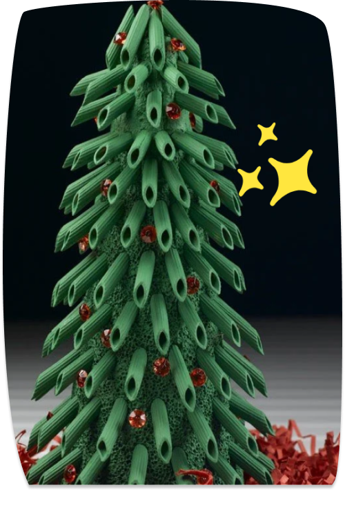 Árbol de Navidad decorativo hecho con macarrones pintados de verde y cuentas rojas.