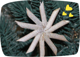 Adorno navideño hecho con pasta en forma de copo de nieve brillante, ideal para decorar el árbol de Navidad.
