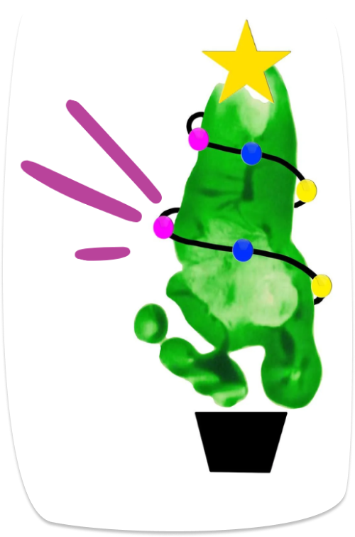 Árbol de Navidad hecho con la huella del pie de un niño pintada de verde y decorada con una estrella y luces.