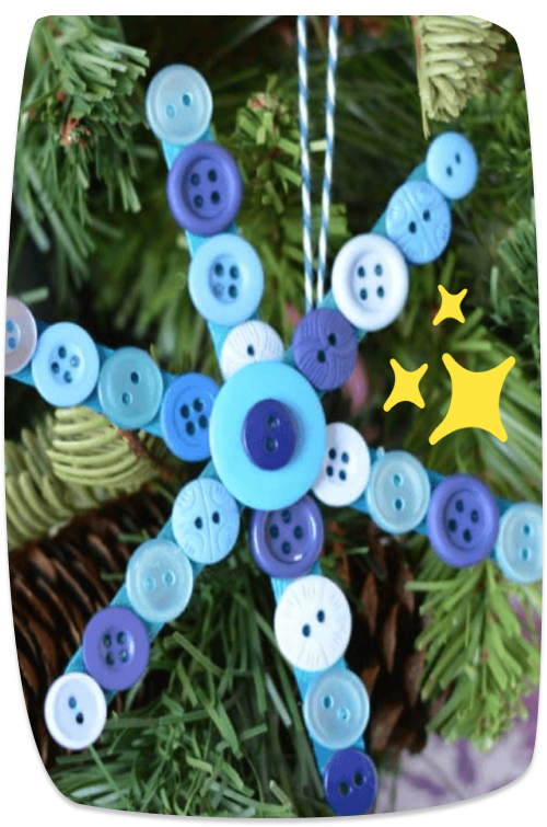 Copo de nieve decorativo para el árbol de Navidad hecho con botones azules y blancos.