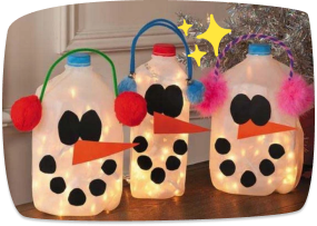 Farolillos navideños con forma de muñeco de nieve hechos con garrafas recicladas y luces LED en su interior.