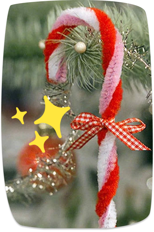 Bastón de caramelo navideño hecho con limpiapipas rojos y blancos y lazo de cuadros.