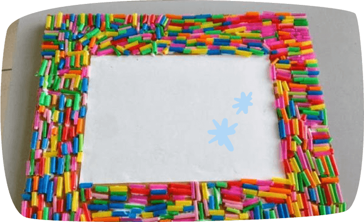 Marco de fotos decorado con trozos de pajitas multicolores pegados como mosaico.