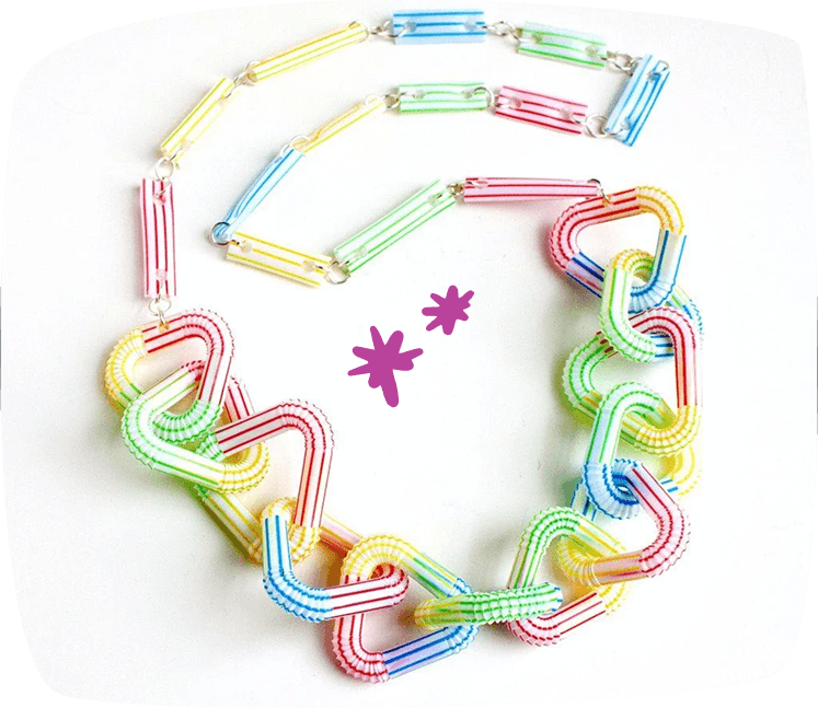 Collar infantil elaborado con pajitas dobladas y rectas en colores pastel, formando eslabones decorativos.