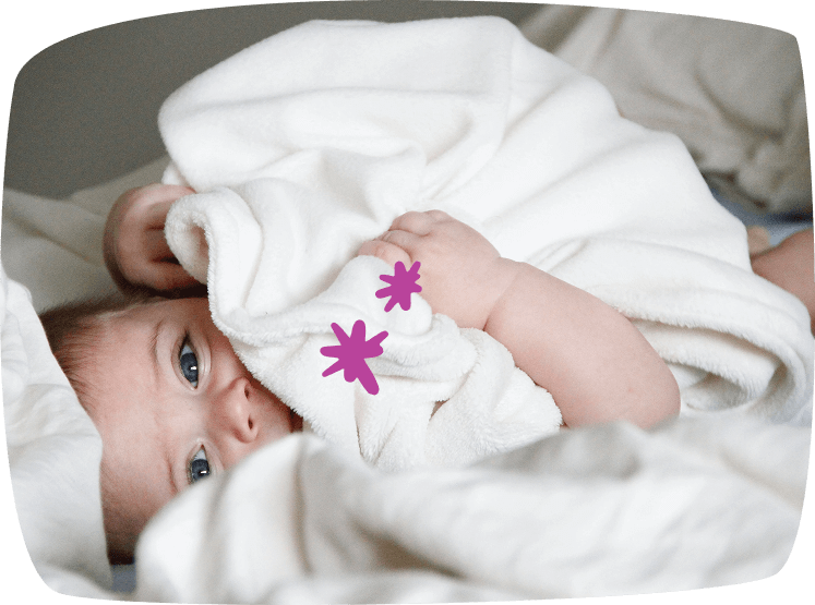 muerte-súbita-del-bebé-niño-tapándose-en-cama