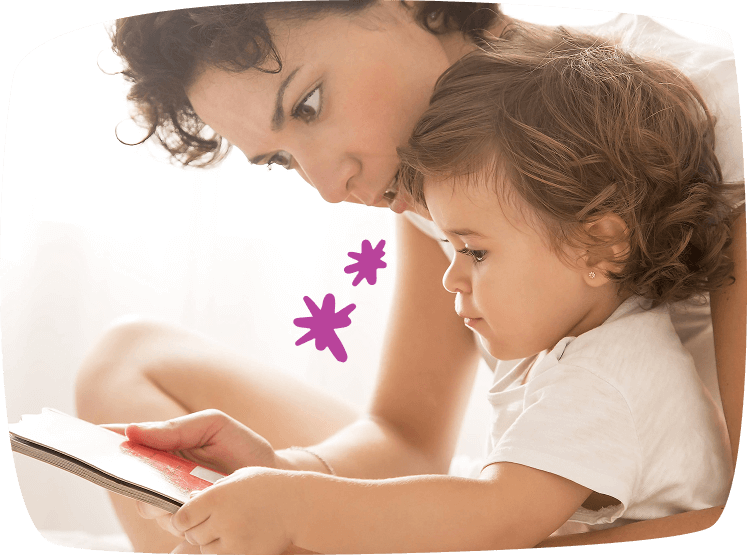 Madre o cuidadora leyendo un libro con una niña pequeña