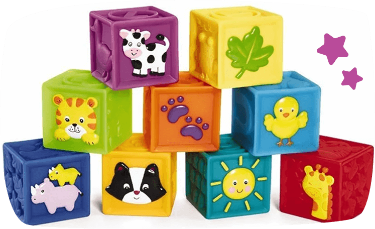 Cubos blandos de colores con relieves de animales y formas, apilados para estimular el juego sensorial.